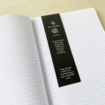 Innenansicht eines nachhaltigen und haptischen A5-Notizbuchs mit Bezügen aus recycelter Wolle und recyceltem Karton.