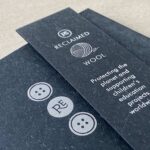 Außenansicht eines nachhaltigen und haptischen A5-Notizbuchs mit Bezügen aus recycelter Wolle und recyceltem Karton.