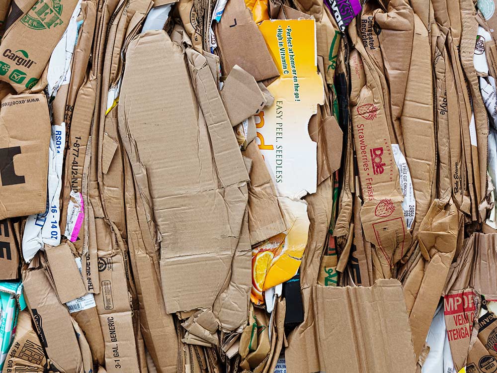 Eine Ansammlung von zusammengepressten Pappstücken und Recyclingpapieren.