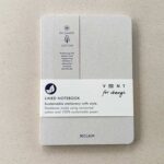 Ein nachhaltiges und haptisches A5-Notizbuch mit Bezügen aus recycelter Baumwolle und recyceltem Karton.